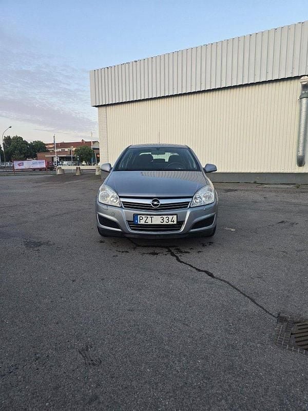 Grå Begagnad 2010 Opel Astra Halvkombi | 27 999 kr (Bra pris) - Bild 1/2