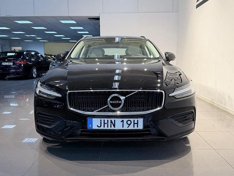 Begagnad Volvo V60 Momentum 197 HK (144 kW) 2021 Svart Kombi