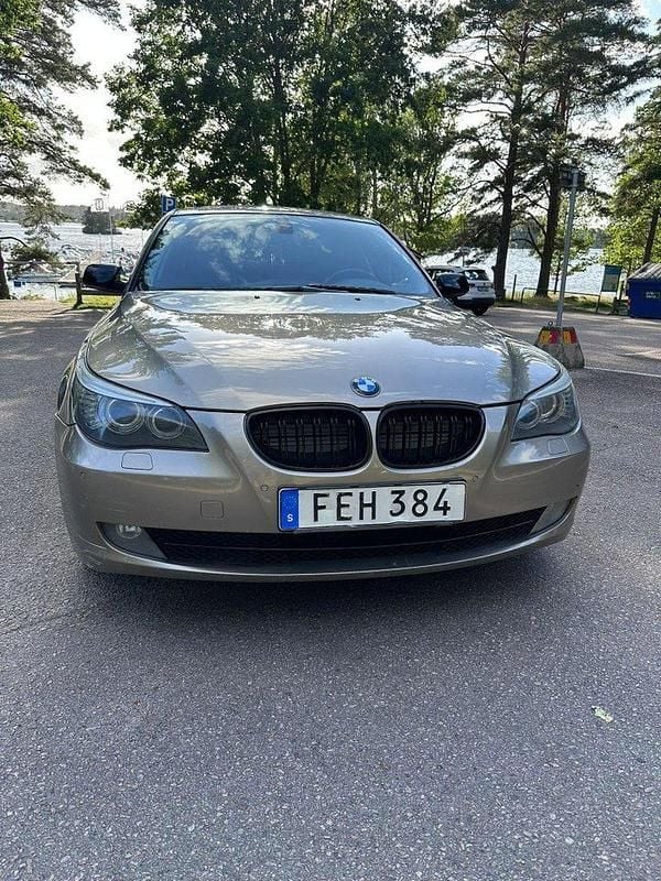 Brun Begagnad 2008 BMW 520 Sedan | 65 000 kr (Marknadspris) - Bild 1/4