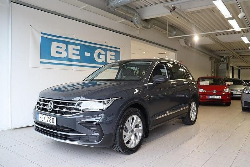 Grå Begagnad 2021 VW Tiguan Elegance SUV | 304 900 kr (Bra pris) - Bild 1/4