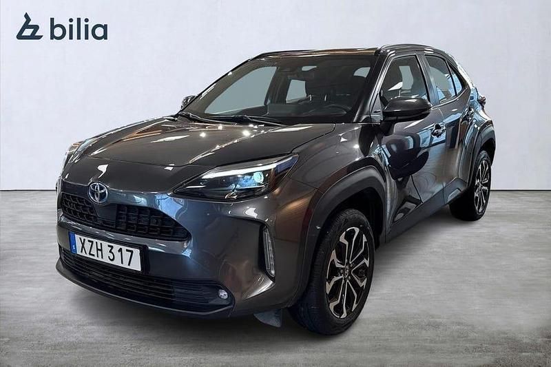 Grå Begagnad 2022 Toyota Yaris Hybrid | 279 900 kr (Marknadspris) - Bild 1/4