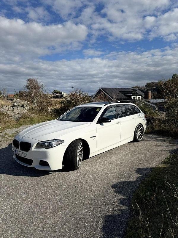 Vit Begagnad 2017 BMW 520 M Sport Kombi | 169 900 kr (Marknadspris) - Bild 1/4