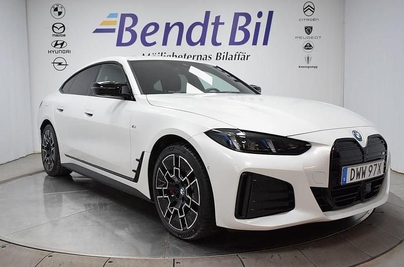 Mineralvit metallic Begagnad 2025 BMW i4 Comfort Edition Sedan | 654 500 kr (Marknadspris) - Bild 1/3