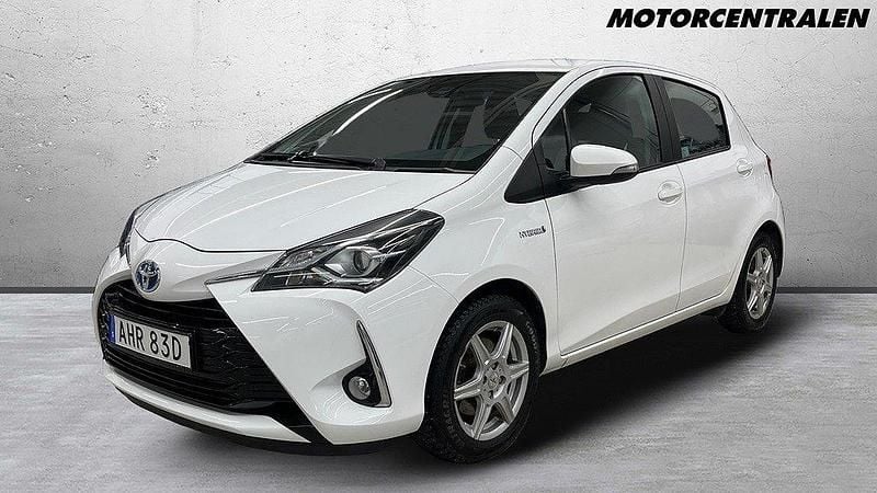 Vit Begagnad 2019 Toyota Yaris Hybrid Halvkombi | 149 000 kr (Marknadspris) - Bild 1/3
