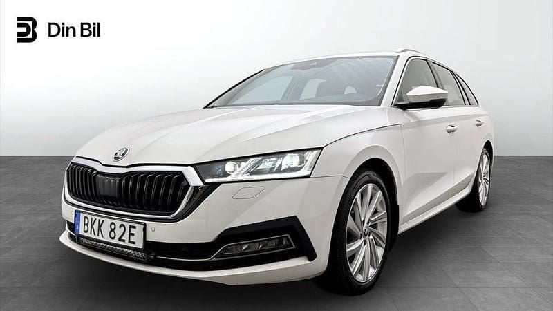 Vit Begagnad 2023 Skoda Octavia Style Kombi | 319 900 kr (Marknadspris) - Bild 1/4