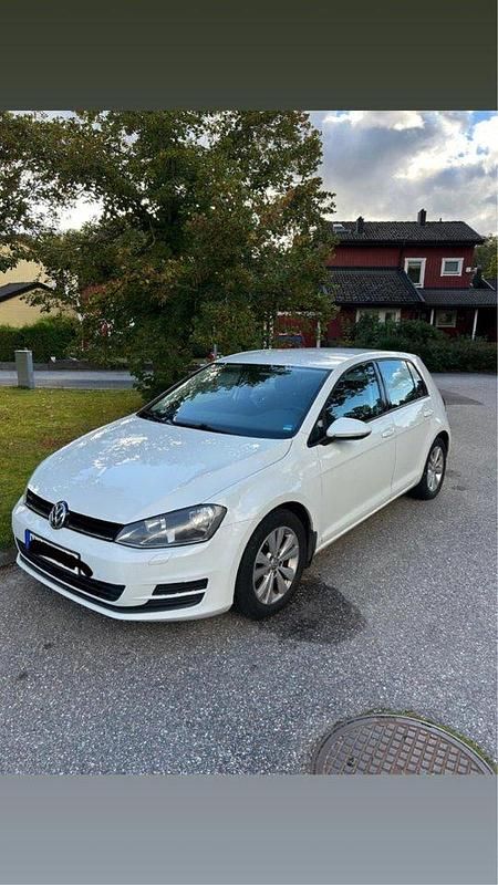 Vit Begagnad 2014 VW Golf VII Halvkombi | 89 500 kr (Bra pris) - Bild 1/4