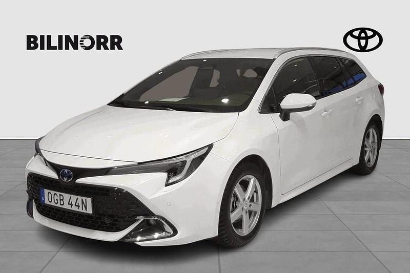 Vit Begagnad 2024 Toyota Corolla Style Kombi | 314 900 kr (Lite dyr) - Bild 1/4