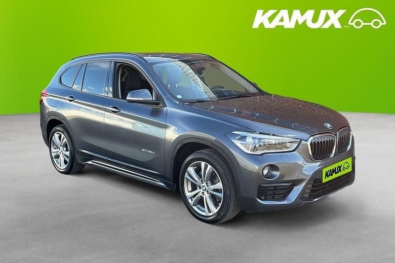 Grå Begagnad 2018 BMW X1 Sport Line SUV | 169 800 kr (Superpris) - Bild 1/3