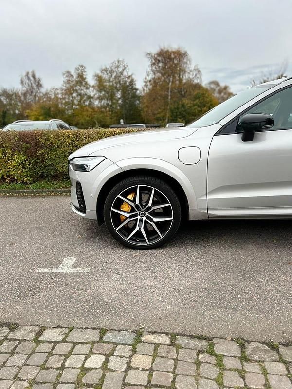 Begagnad Volvo XC60 405 HK (297 kW) 2022 Silver dawn SUV
