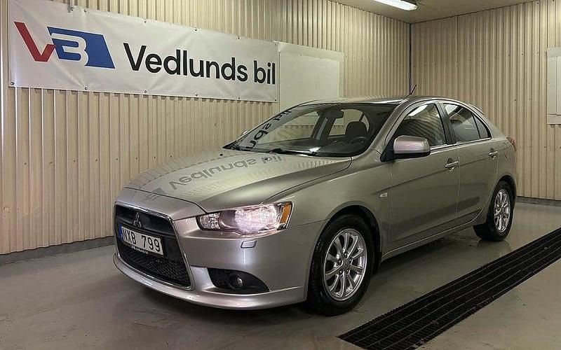 Silver Begagnad 2013 Mitsubishi Lancer Sportback Inform Halvkombi | 69 900 kr (Dyr) - Bild 1/4