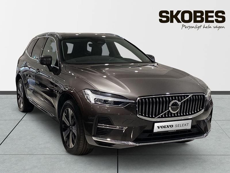 Grå Begagnad 2023 Volvo XC60 Plus SUV | 419 100 kr (Marknadspris) - Bild 1/3