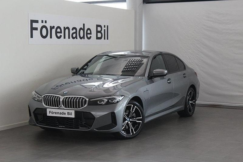 Grå (skyscraper grå metallic) Begagnad 2024 BMW 330e M Sport Sedan | 479 000 kr (Superpris) - Bild 1/4