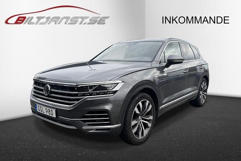 Grå Begagnad 2019 VW Touareg SE SUV | 489 900 kr (Marknadspris) - Bild 1/4