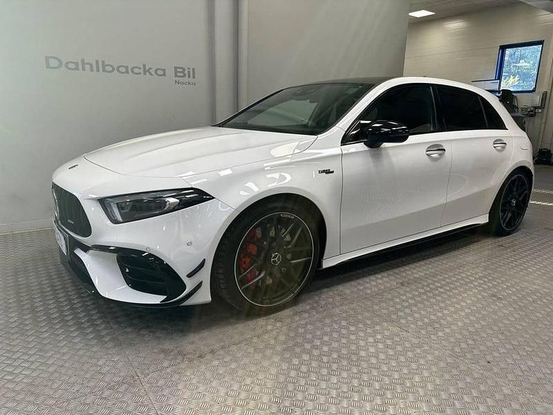 Vit Begagnad 2021 Mercedes A45 AMG AMG Halvkombi | 549 900 kr (Marknadspris) - Bild 1/4