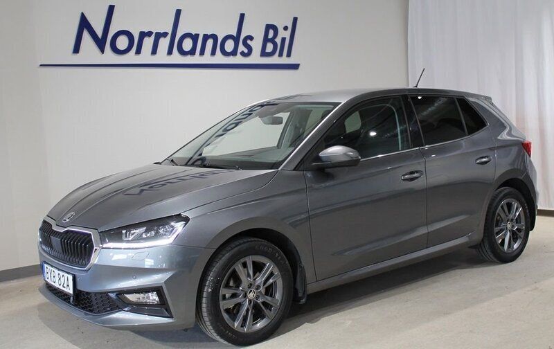 Grå (graphite grey metallic) Begagnad 2023 Skoda Fabia Halvkombi | 219 900 kr (Marknadspris) - Bild 1/4
