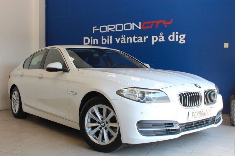 Vit Begagnad 2014 BMW 520 Sedan | 214 900 kr (Dyr) - Bild 1/4