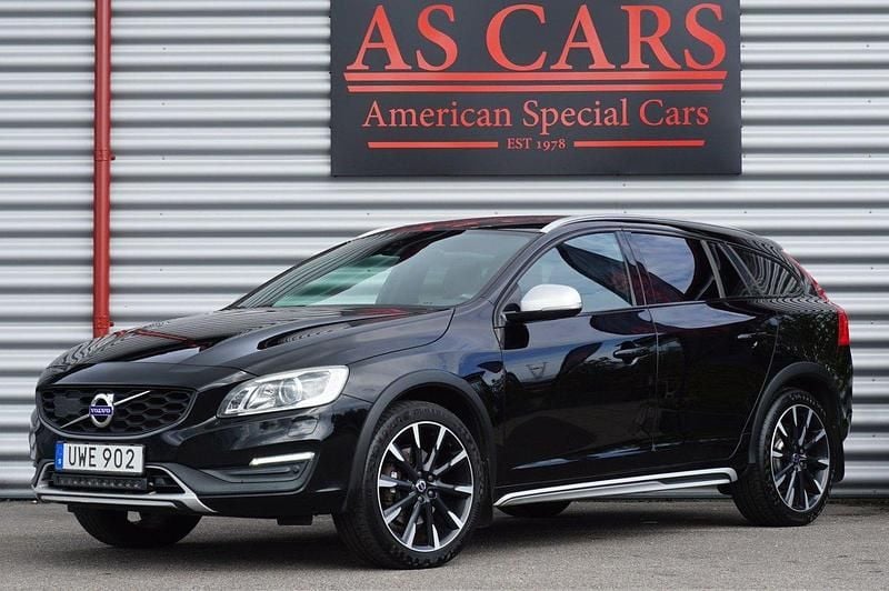Svart Begagnad 2016 Volvo V60 CC Summum Kombi | 179 000 kr (Marknadspris) - Bild 1/4
