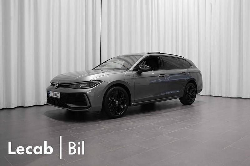 Ny VW Passat R-line 177 HK (130 kW) 2025 Diabase grey metallic Kombi