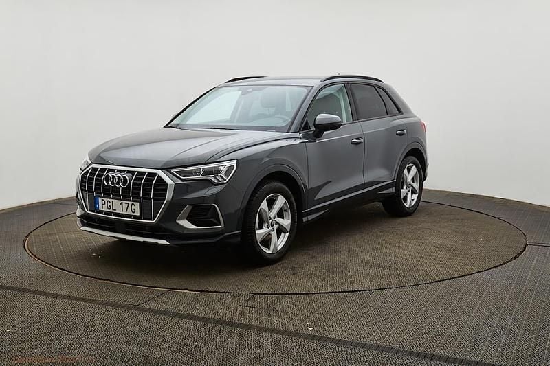 Grå Begagnad 2024 Audi Q3 Proline SUV | 354 900 kr (Marknadspris) - Bild 1/4