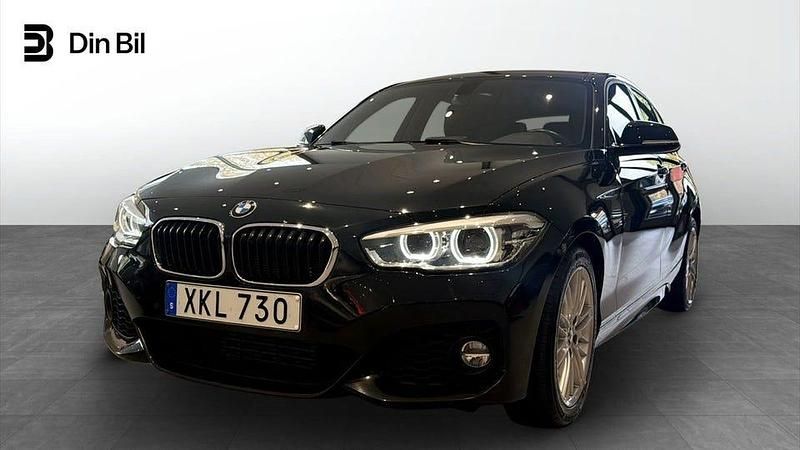 Svart Begagnad 2018 BMW 118 Halvkombi | 179 900 kr (Marknadspris) - Bild 1/4