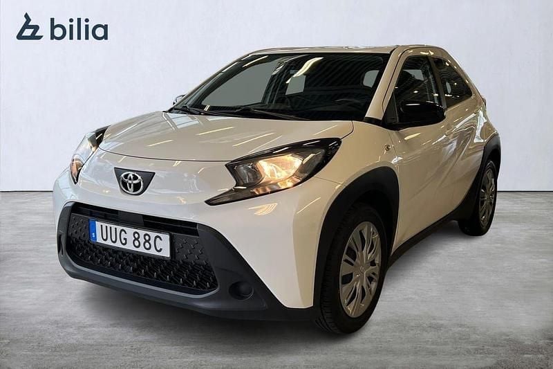 Vit Begagnad 2022 Toyota Aygo Play Halvkombi | 144 900 kr (Bra pris) - Bild 1/3