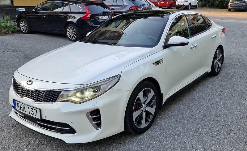 Vit Begagnad 2017 Kia Optima Turbo Sedan | 300 000 kr - Bild 1/4