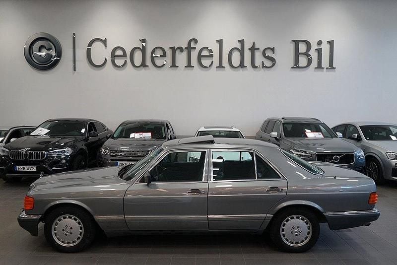 Grå Begagnad 1989 Mercedes 300 SE Sedan | 139 800 kr - Bild 1/4