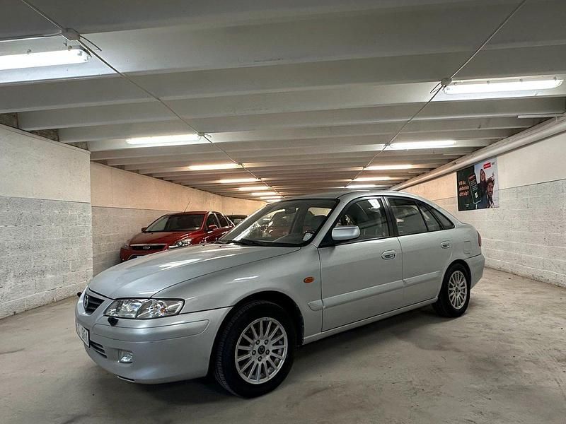 Ljusgrå Begagnad 2000 Mazda 626 Halvkombi | 33 000 kr - Bild 1/4