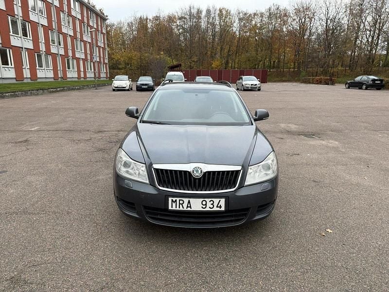 Grå Begagnad 2011 Skoda Octavia Kombi | 25 000 kr (Marknadspris) - Bild 1/4