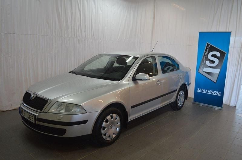 Silver Begagnad 2005 Skoda Octavia Halvkombi | 29 900 kr (Dyr) - Bild 1/4