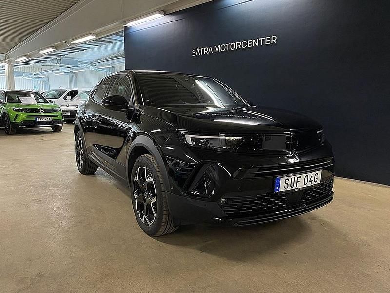 Svart Begagnad 2024 Opel Mokka GS Line SUV | 259 900 kr (Marknadspris) - Bild 1/4