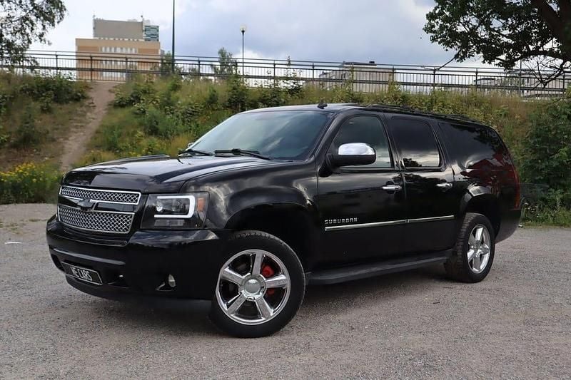 Svart Begagnad 2011 Chevrolet Suburban SUV | 179 900 kr (Dyr) - Bild 1/4