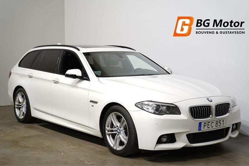 Alpinvit ||| Begagnad 2017 BMW 520 M Sport Kombi | 205 900 kr (Superpris) - Bild 1/4