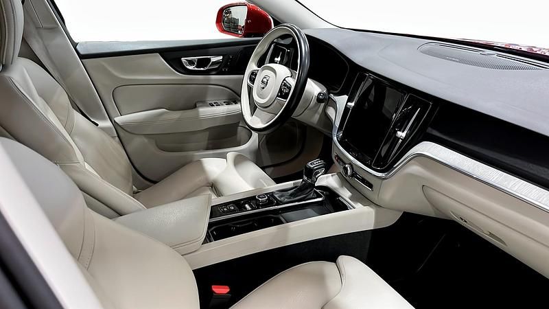 Begagnad Volvo V60 CC Momentum 190 HK (139 kW) 2020 Röd Kombi