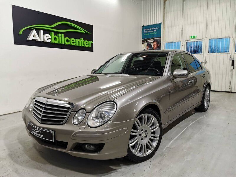 Silver Begagnad 2008 Mercedes E200 Classic Sedan | 119 900 kr (Dyr) - Bild 1/4