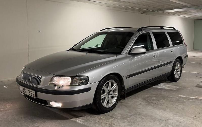 Grå Begagnad 2003 Volvo V70 Business Edition Kombi | 20 900 kr (Superpris) - Bild 1/4