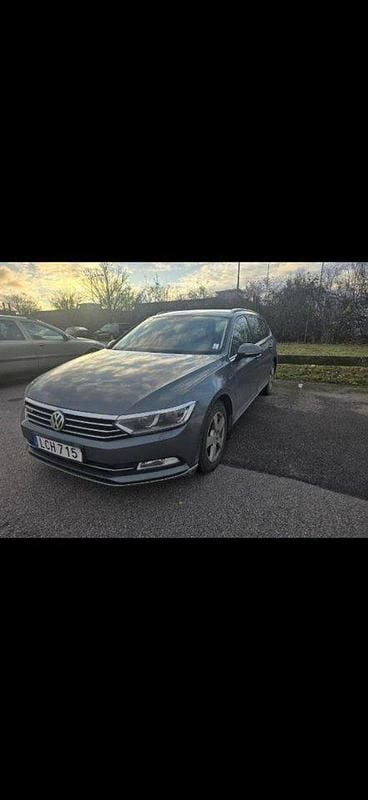 Grå Begagnad 2016 VW Passat GT Kombi | 129 900 kr (Marknadspris) - Bild 1/4