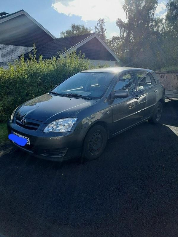 Grå Begagnad 2005 Toyota Corolla Halvkombi | 30 000 kr (Bra pris) - Bild 1/4