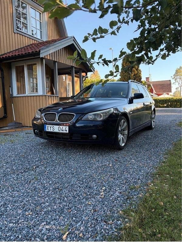 Blå Begagnad 2006 BMW 525 Kombi | 49 900 kr (Bra pris) - Bild 1/4