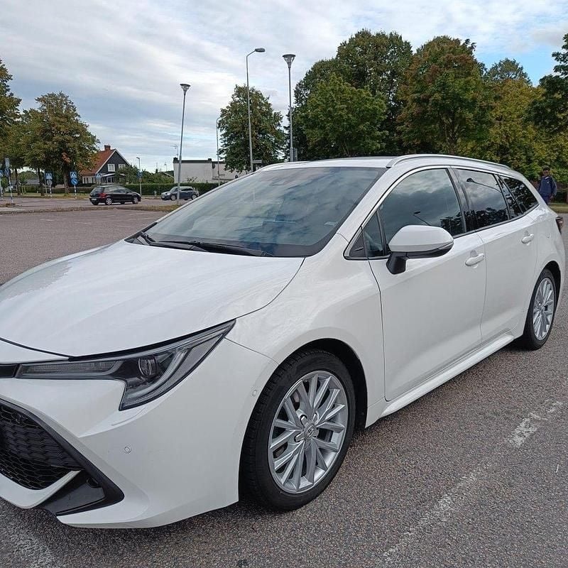 Vit Begagnad 2021 Toyota Corolla Style Kombi | 179 000 kr (Bra pris) - Bild 1/4