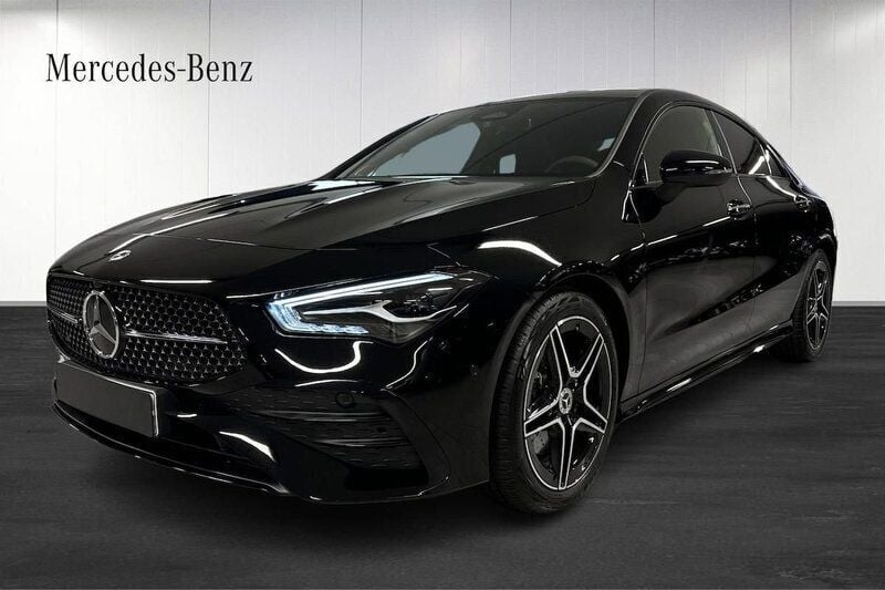 Svart Ny 2025 Mercedes CLA200 AMG line Sportkupé | 404 900 kr (Bra pris) - Bild 1/4