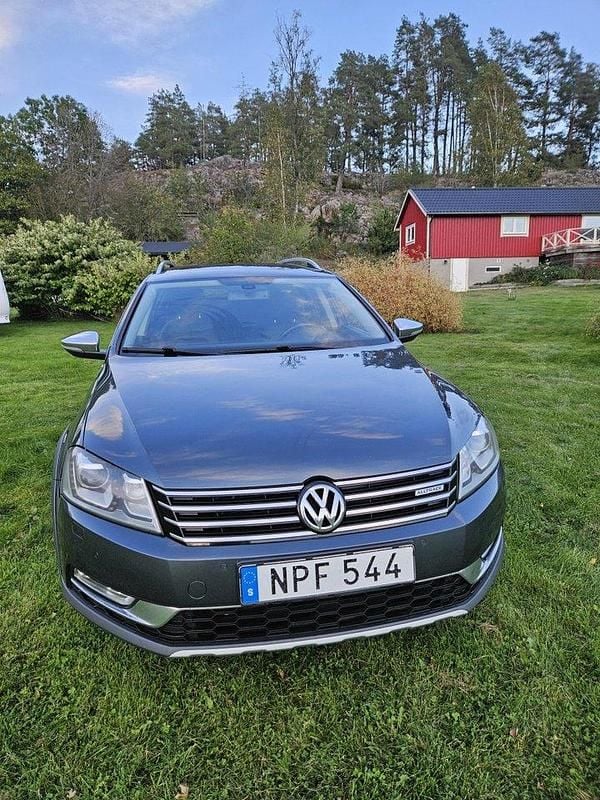 Grå Begagnad 2015 VW Passat Alltrack Kombi | 98 000 kr (Superpris) - Bild 1/4