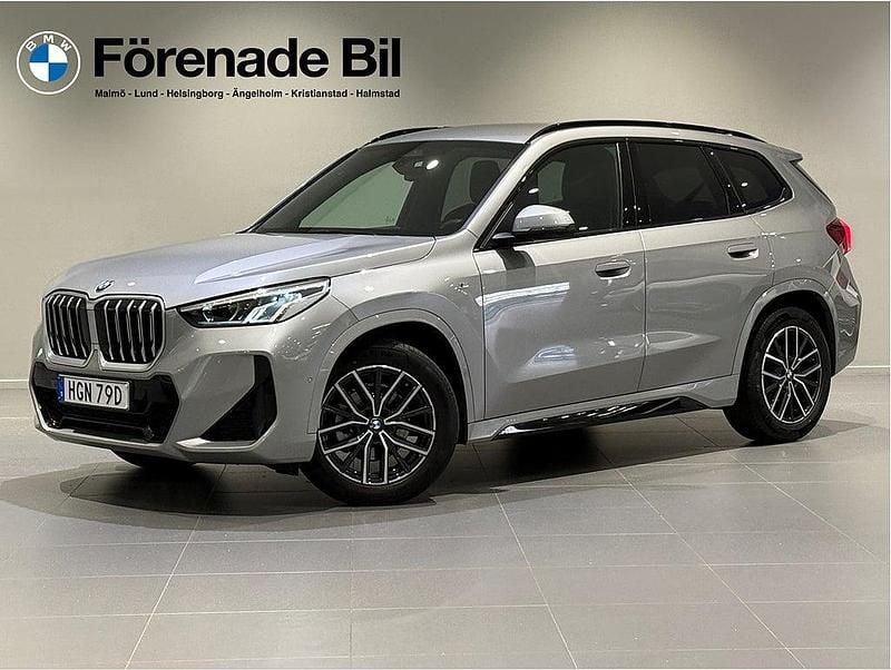 Grå Begagnad 2025 BMW X1 Comfort Edition SUV | 429 000 kr (Dyr) - Bild 1/4