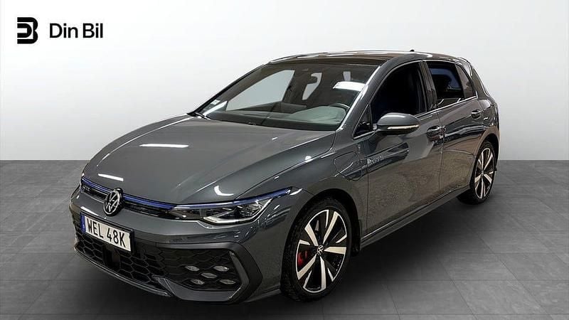 Mörkgrå Begagnad 2024 VW Golf VIII GTE Halvkombi | 469 800 kr - Bild 1/4