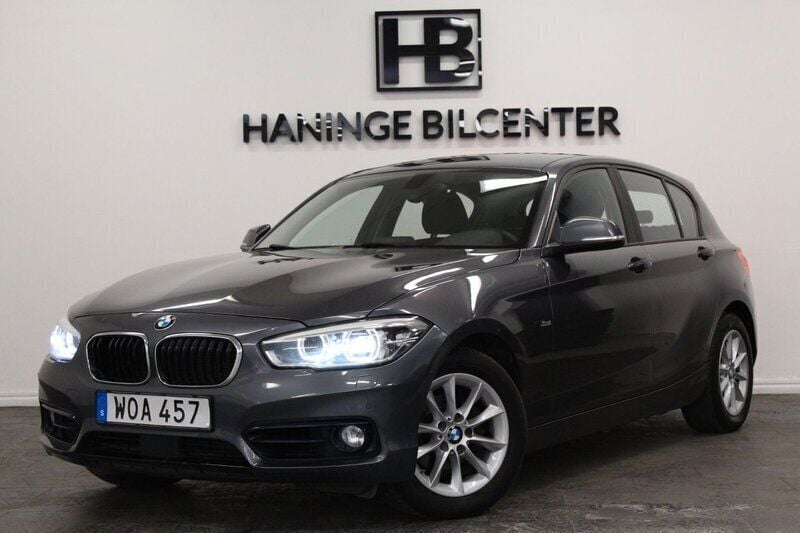 Grå Begagnad 2016 BMW 118 Sport Line Halvkombi | 169 900 kr (Lite dyr) - Bild 1/4