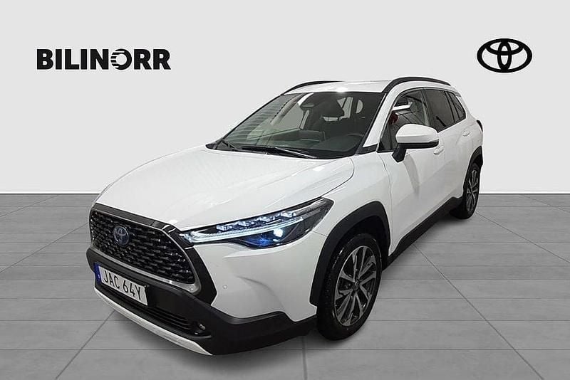Vit Begagnad 2022 Toyota Corolla Cross Style SUV | 364 900 kr (Marknadspris) - Bild 1/4