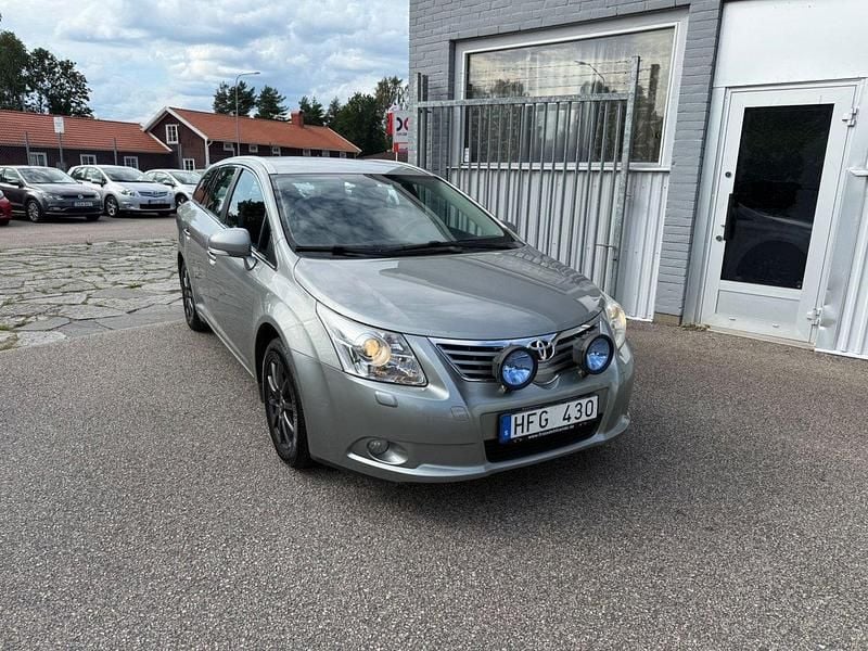 Ljusgrå Begagnad 2009 Toyota Avensis Business Edition Kombi | 49 900 kr (Marknadspris) - Bild 1/4