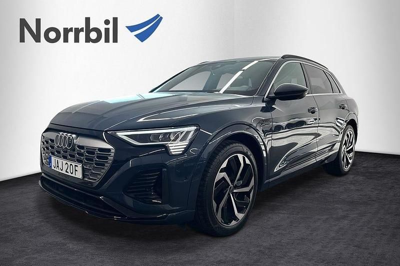 Begagnad Audi Q8 e-tron S-Line 300 kW (408 HK) 2024 Blå SUV