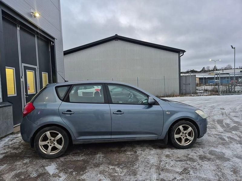 Begagnad Kia Ceed EX 122 HK (89 kW) 2007 Blå Halvkombi