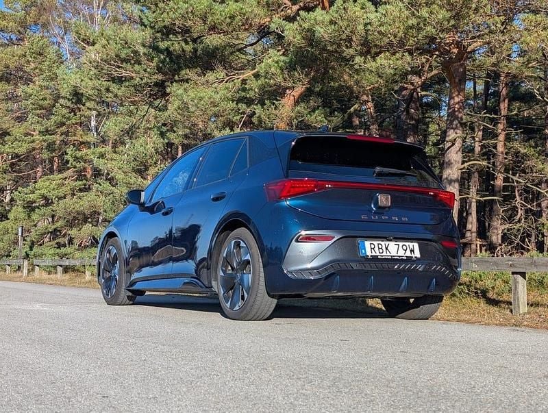 Begagnad Cupra Born e-Boost 169 kW (231 HK) 2025 Aurora blue metallic Halvkombi